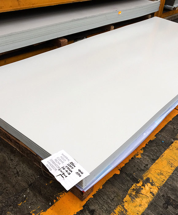 Láminas lisas apiladas en bodega